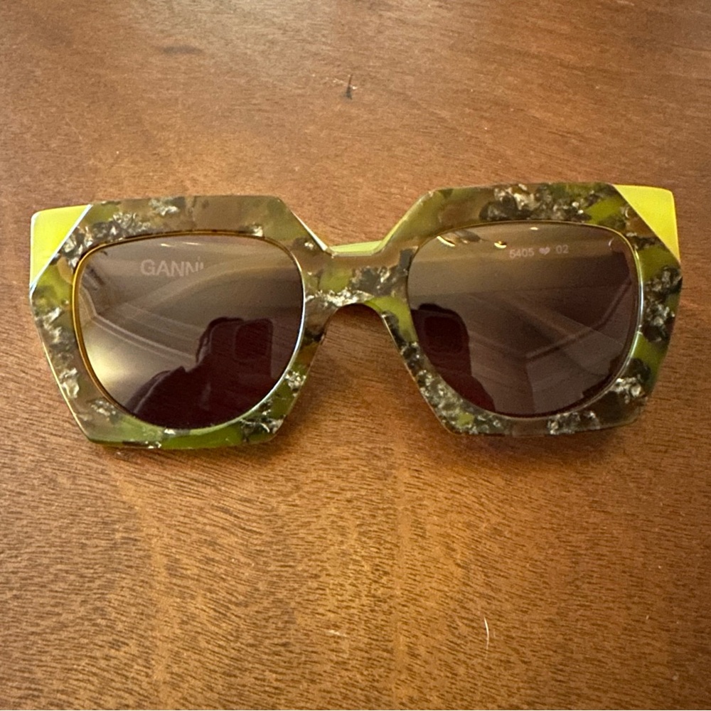 GANNI Oversized Sunglasses brown/green Tortoise NWOT with Case